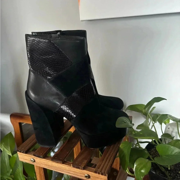 Vine Camuto Gilisama Black Ankle Bootie - Picture 5 of 10